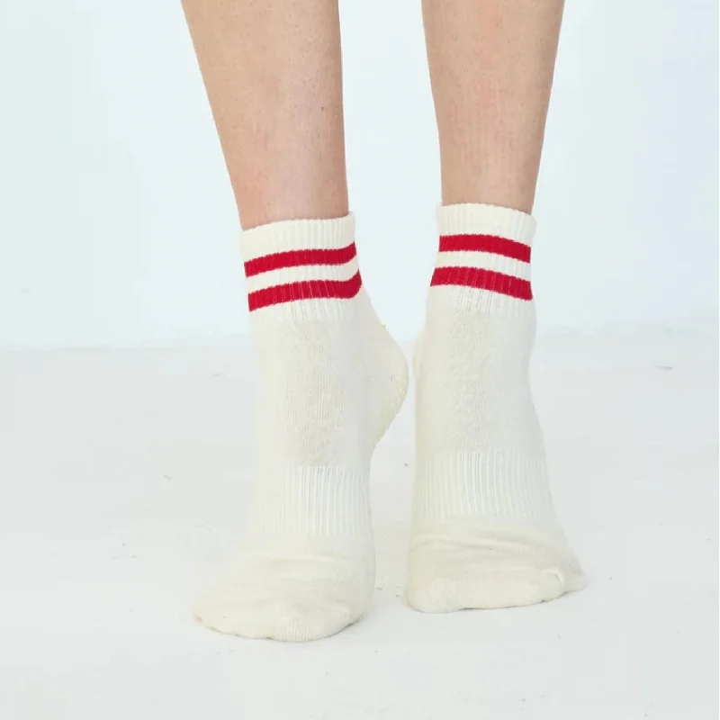 sock packs running -  The Boyfriend Grip Crew Socks - Off White and Red